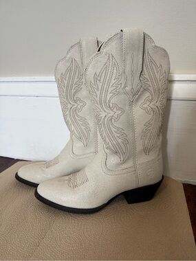 Ariat Women's Heritage Western R Toe Western Cowboy Boot in White
